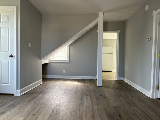 Building Photo - Charming 2 bedroom 1 bathroom, recently renovated single family home