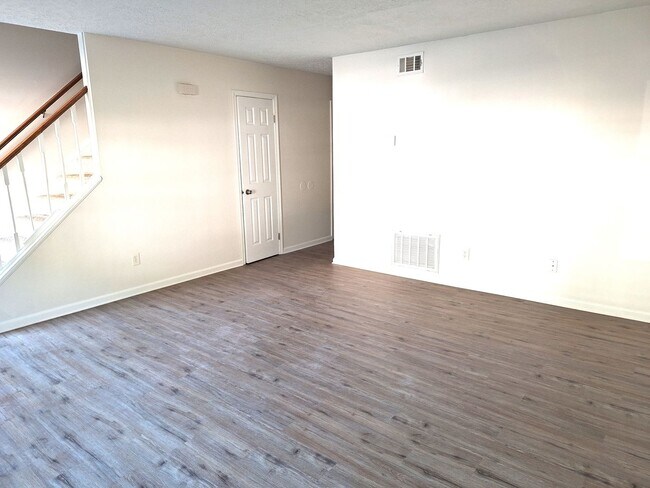 Foto del edificio - 2 bedroom/ 2.5 bathroom- Newport Towne- To...