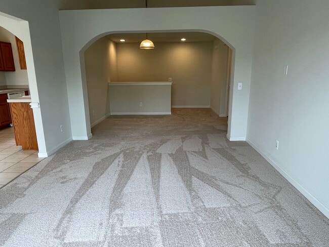 Building Photo - Shelby Twp 2-bedroom, 2-bath condo-style w...