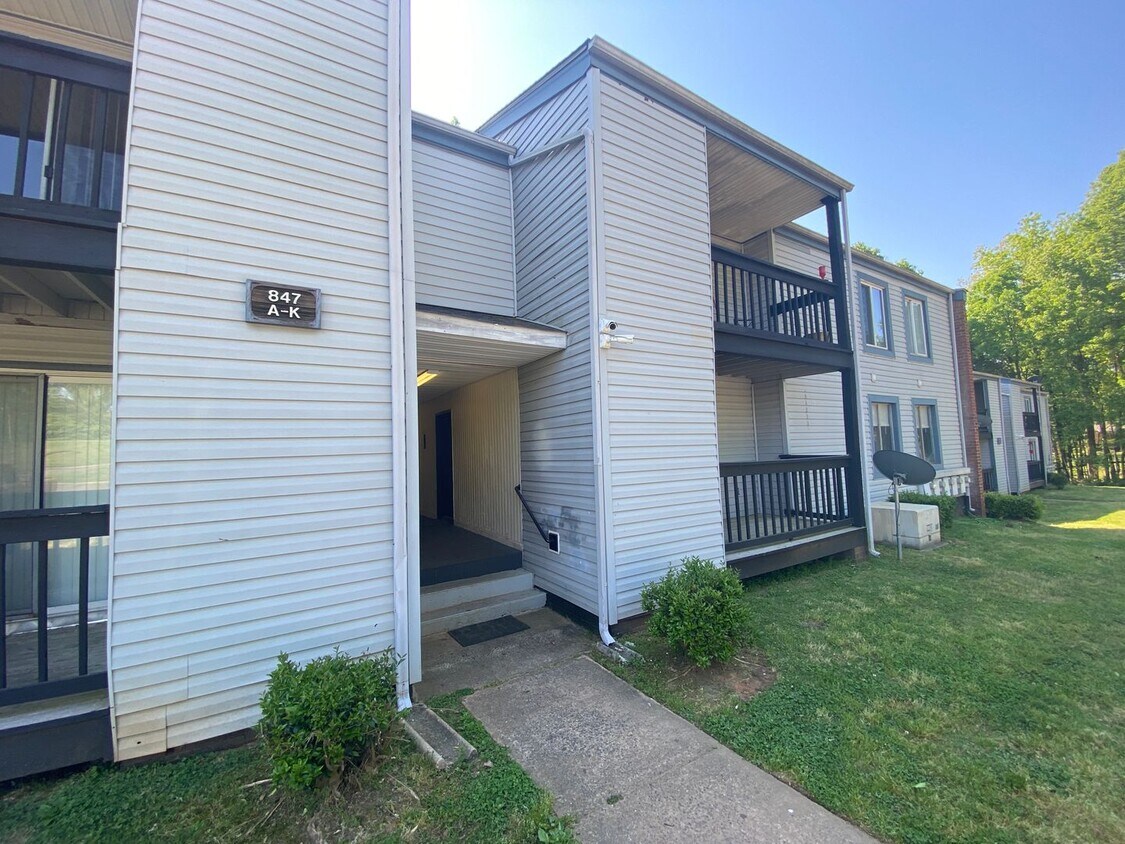 Foto principal - 2 Bedroom, 2 Bath Condo located in the Tre...