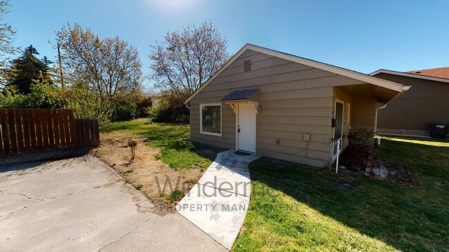 Building Photo - 124 NE Ash Ave