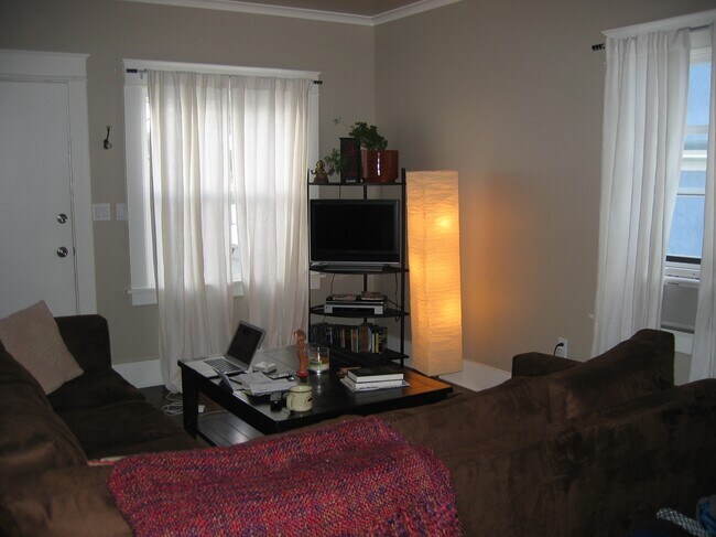 Foto del edificio - 1818 Santa Ynez St