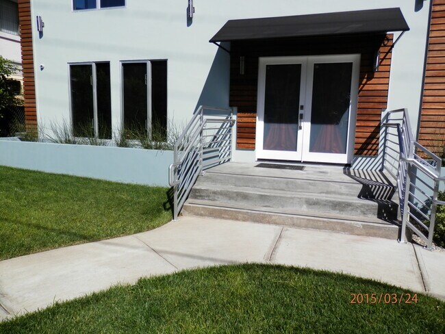 Foto del edificio - 1952 N Beachwood Dr