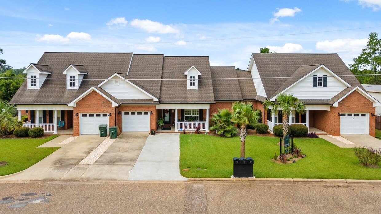 Primary Photo - Luxury Townhouse - Outdoor Oasis