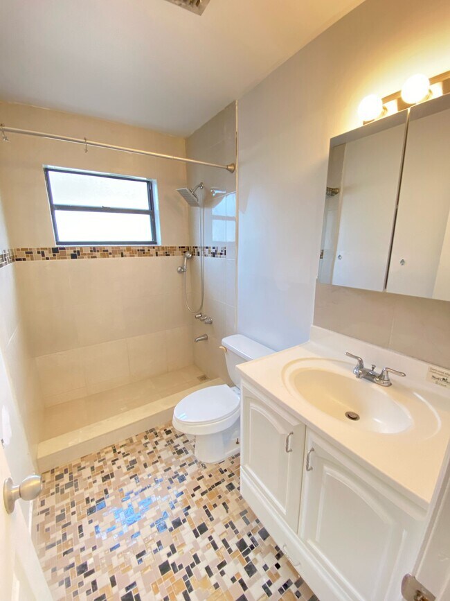 Foto del edificio - 1616 NE 151st St