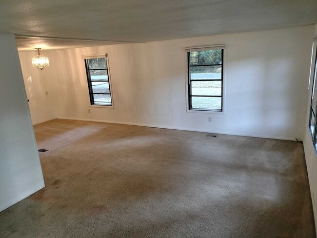 Building Photo - Spacious living meets rural charm - 3 bedroom in Custer