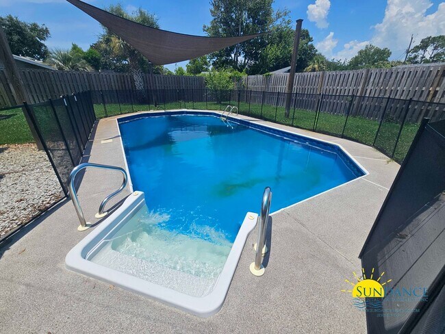 Foto del edificio - Heart of Destin with Sparkling Pool!