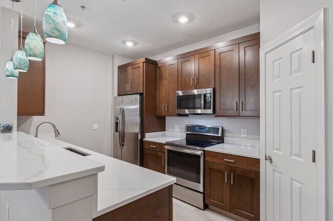 Foto del edificio - Upscale & renovated 3Bedrooms / 2Baths condo-unit in MetroWest community!