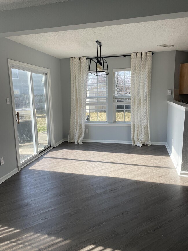Foto del edificio - 9144 Summerfield Dr