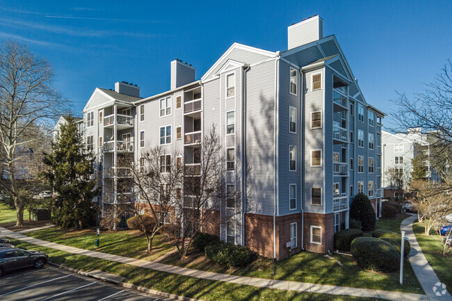 Building Photo - The Four Winds at Oakton