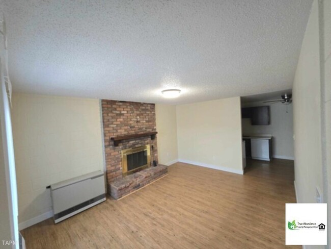 Building Photo - Don't Miss Out on This Lovely Three Bedroo...