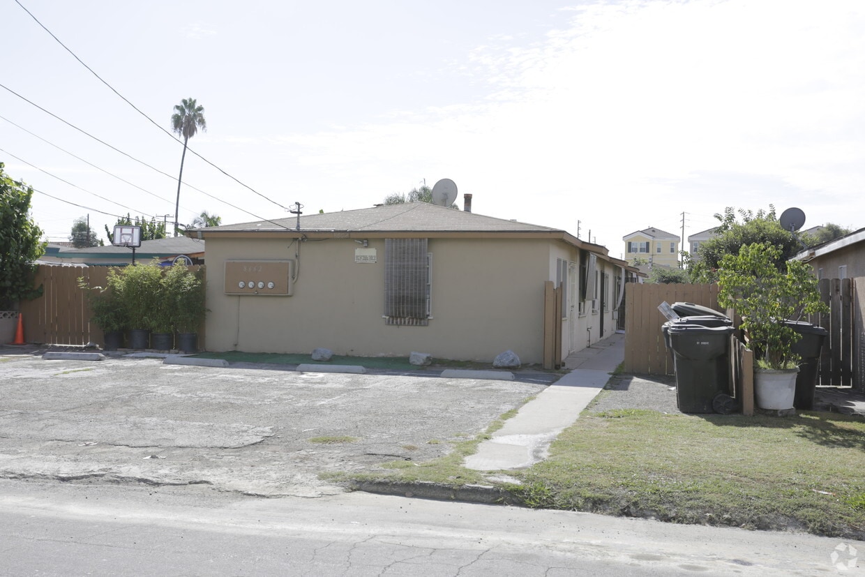 Primary Photo - 8662 Acacia Ave