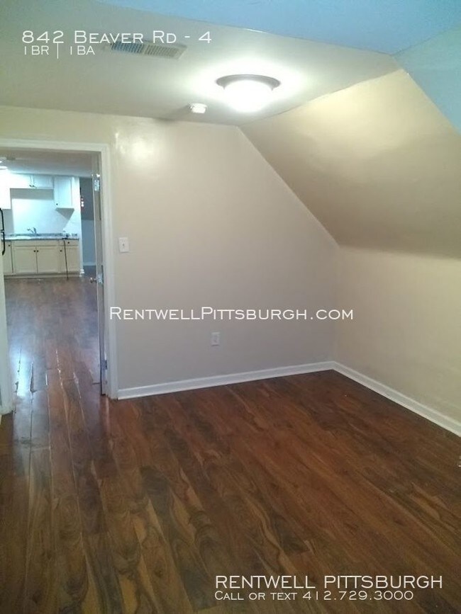 Building Photo - Newly Renovated Efficiency Apartment
