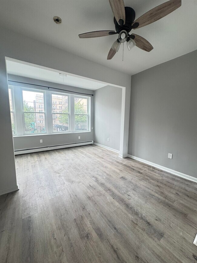 Foto del edificio - 6421 Hudson Ave