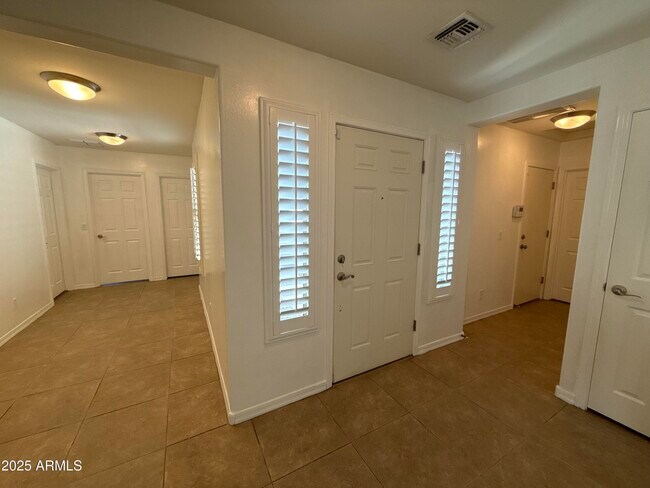 Foto del edificio - 25523 W Ripple Rd
