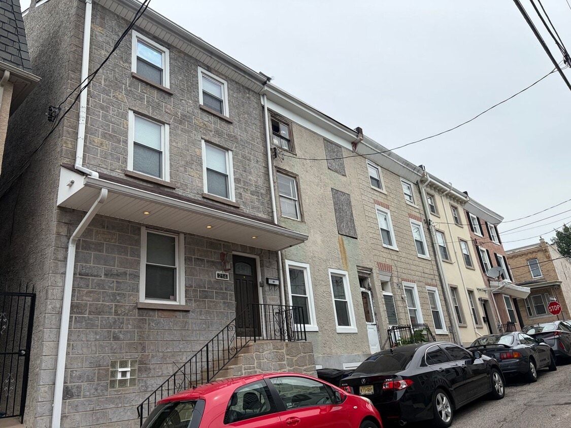 Modern Manayunk Living | 3 Bed • 2.5 Bath Rowhome with Private Rooftop Deck - Modern Manayunk Living | 3 Bed • 2.5 Bath Rowhome with Private Rooftop Deck