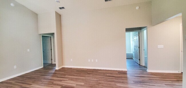 Foto del edificio - 4-Bedroom, 2-Bathroom in Winter Haven