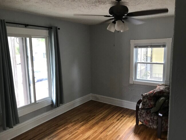 Foto del edificio - 811 Lowry Ave NE