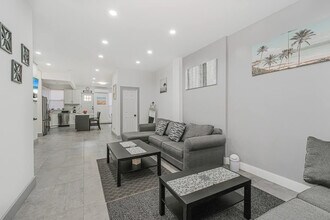 Building Photo - 479 Putnam Ave