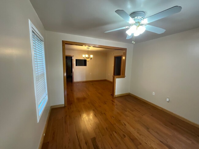 Foto del edificio - 3 bedroom 2 bath with bonus Office space