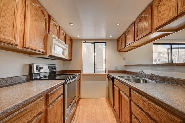 Building Photo - $1,220.00 - 1 Bed, 1 Bath, Condo in Thornt...