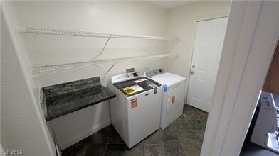 Building Photo - 2670 Ridgewater Cir
