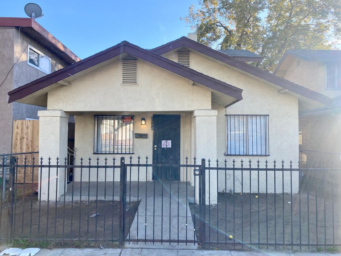 Spacious Downtown 2/1 - House Rental in Fresno, CA | Apartments.com