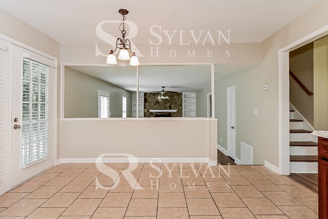 Building Photo - Come and view this 3 bedroom, 2.5 bathroom home