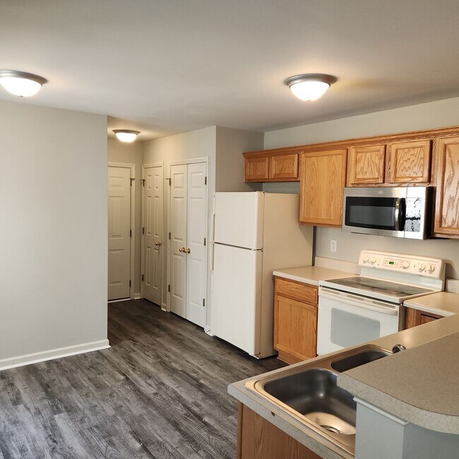 Building Photo - Townhome in Wakefield area for rent!