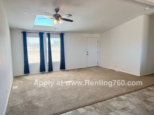 Foto del edificio - Huge 4 Bedroom Home!!