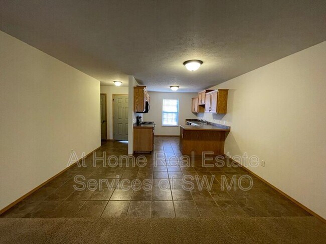 Foto del edificio - 1042 N Oxford Dr