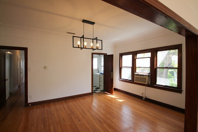 Building Photo - 166 N Sycamore Ave