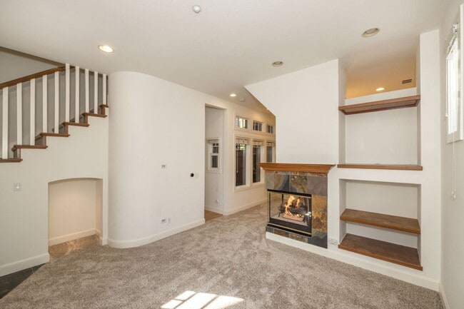 Building Photo - Beautifully Maintained 3 Bed/2.5 Bath Craf...