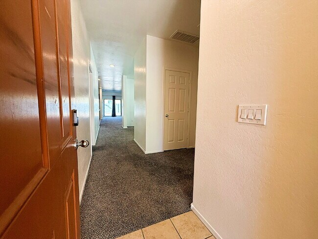 Building Photo - "Charming 3-Bedroom Oasis with 2 Baths & S...