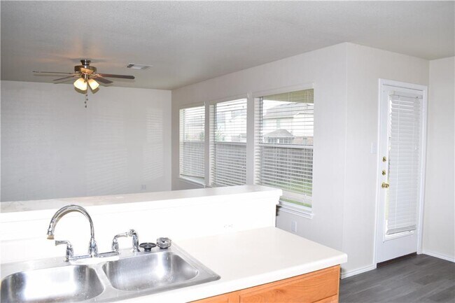 Building Photo - 1104 Barclay Dr