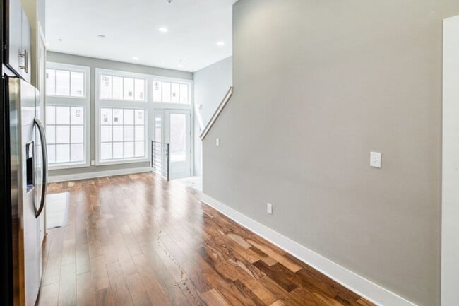 Building Photo - Old City Townhome