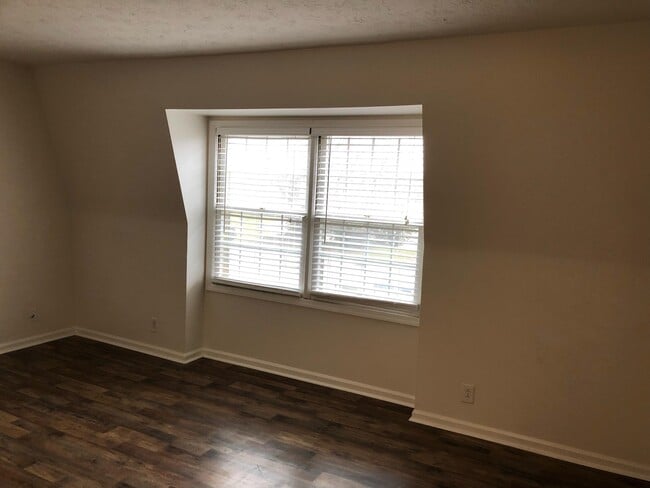Building Photo - 904 Plaza Dr