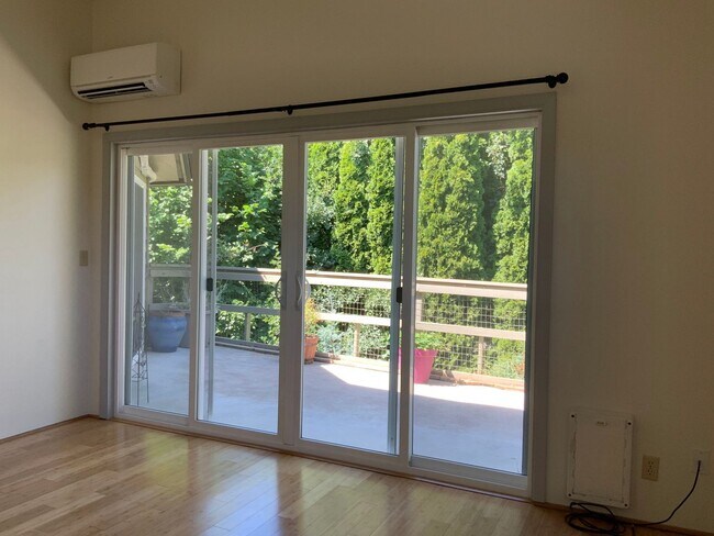Foto del edificio - 2 Bedroom Condo on Country Club Road