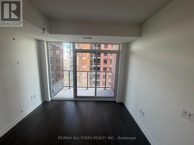 Photo du bâtiment - 4010 Eglinton Ave W