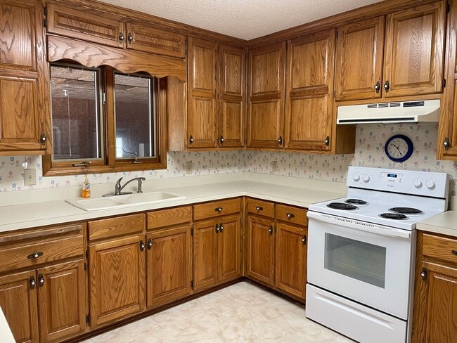 Building Photo - Three Bedroom Brick Ranch in Terrell with beach access to Lake Norman