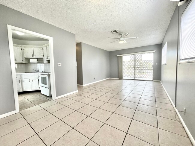 Building Photo - 1021 Crystal Lake Dr