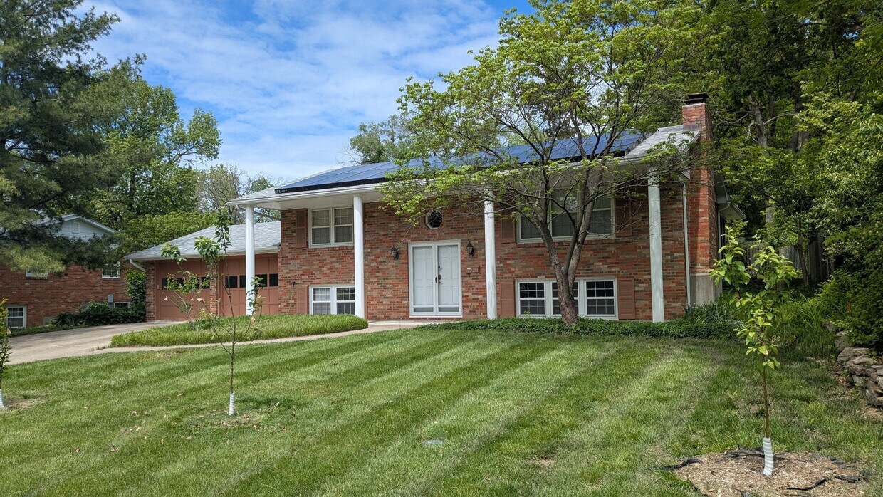 Primary Photo - Stunning 4 Bedroom Home In Central Columbia!