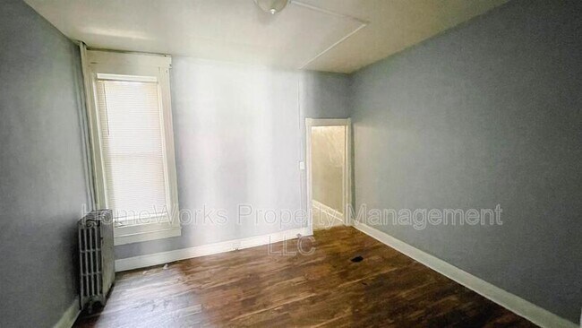 Building Photo - 304 N Pulaski St