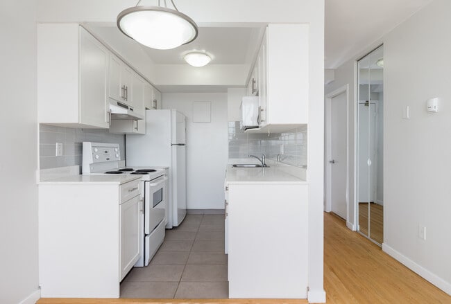 Building Photo - English Bay Tower