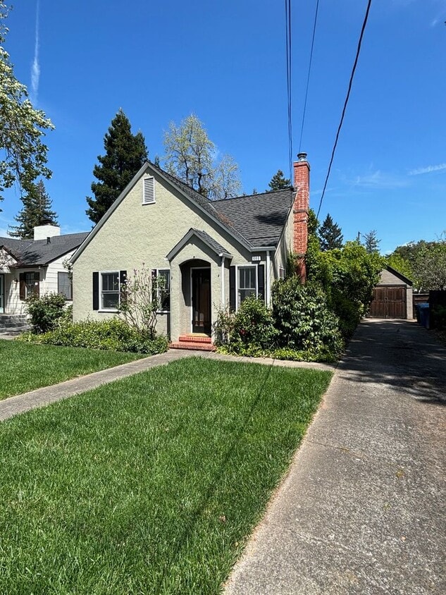 Primary Photo - 2 Bedroom 1 Bathroom Updated Furnished* Si...
