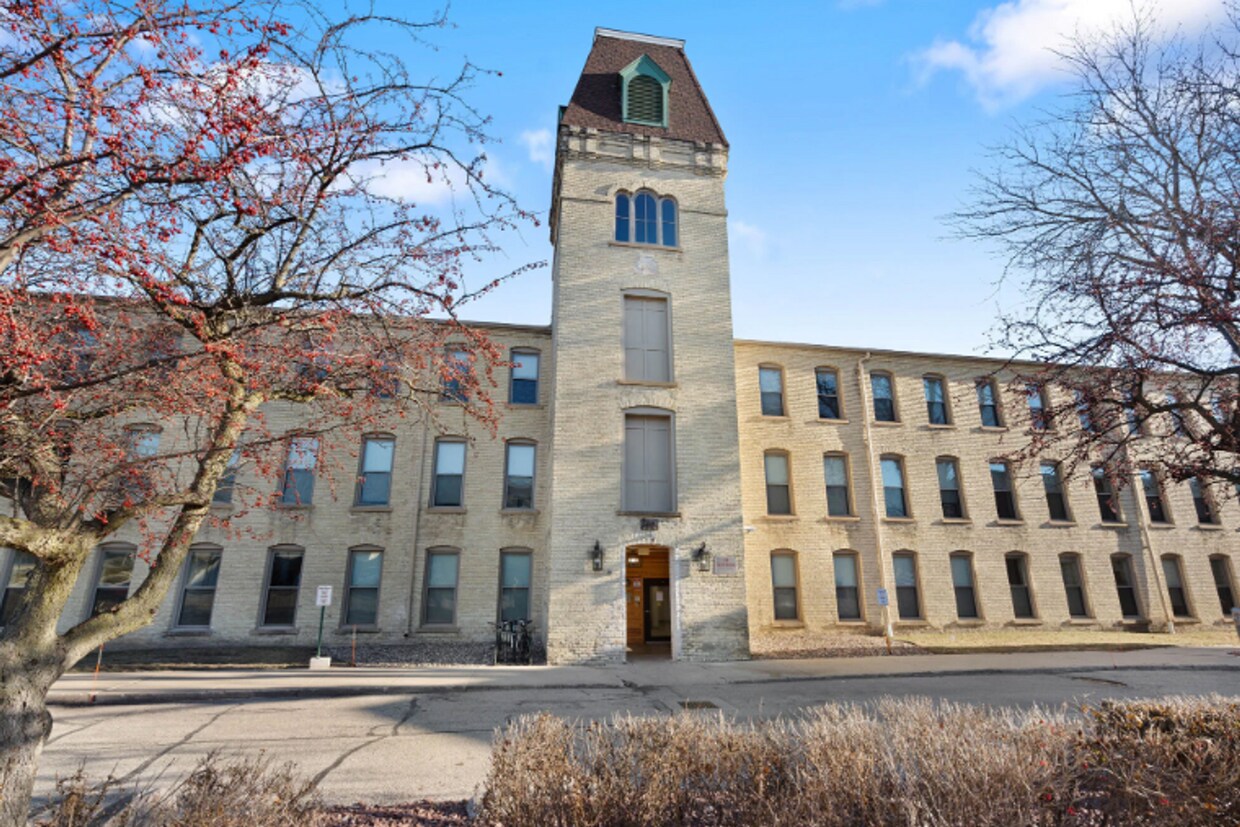 Foto principal - 2 Bedroom/Historic Riverfront Living with ...