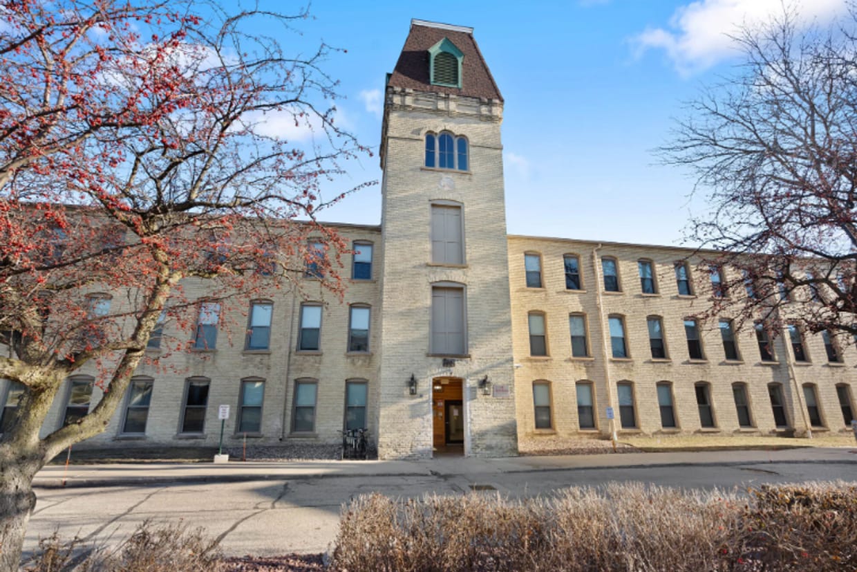 Primary Photo - 2 Bedroom/Historic Riverfront Living with ...