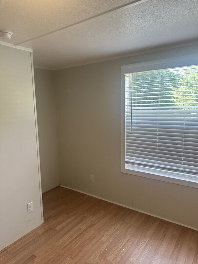Building Photo - "Charming 2-Bed, 2-Bath Mobile Home in Hendersonville -206 Friendly Circle Awaits!"