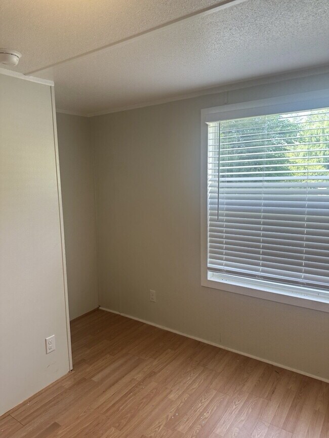Foto del edificio - "Charming 2-Bed, 2-Bath Mobile Home in Hendersonville -206 Friendly Circle Awaits!"