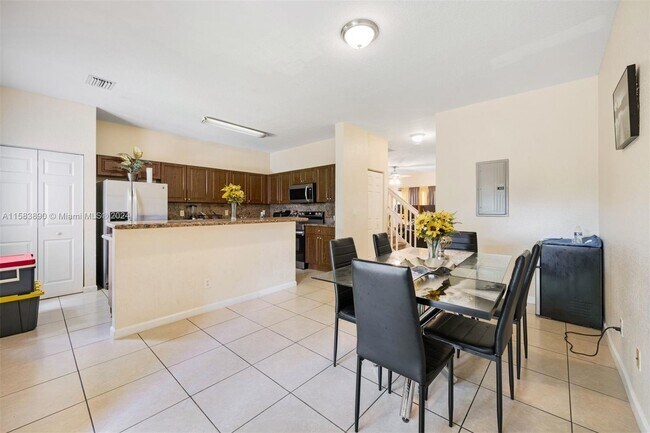 Building Photo - 208 S Santa Catalina Cir